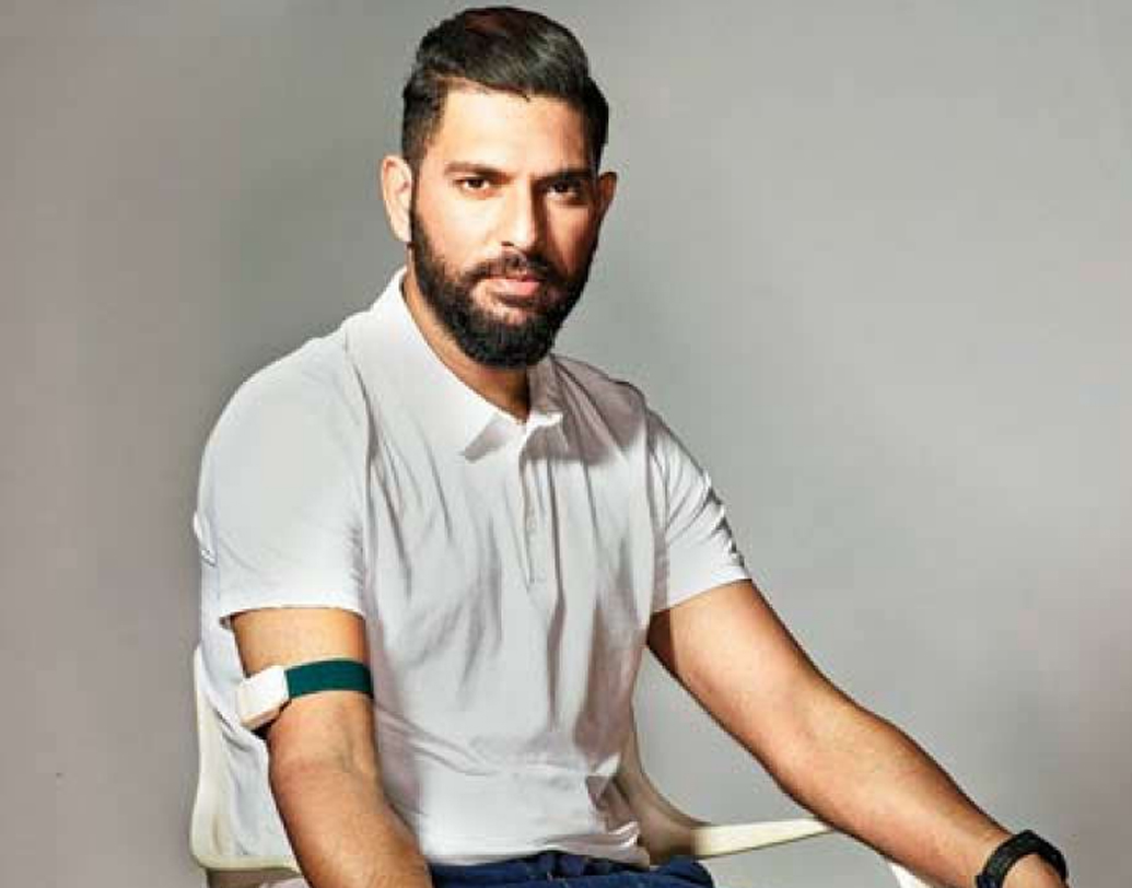 ২০১১ সালে বিশ্বকাপ জিতে ‘প্লেয়ার অব দ্য টুর্নামেন্ট’ হয়েছিলেন যুবরাজ সিংহ। তার কিছুদিনের মধ্যেই ফুসফুসের ক্যানসারে আক্রান্ত হন যুবরাজ। কেমোথেরাপির জন্য বেশ কিছুদিন আমেরিকাতেও ছিলেন যুবি। ২০১২ সালের মার্চে ফিরে আসেন দেশে। আর তার হাতে গোনা কয়েক দিনের মধ্যেই নীল জার্সি গায়ে ফের মাঠে নেমে পড়েন যুবরাজ।