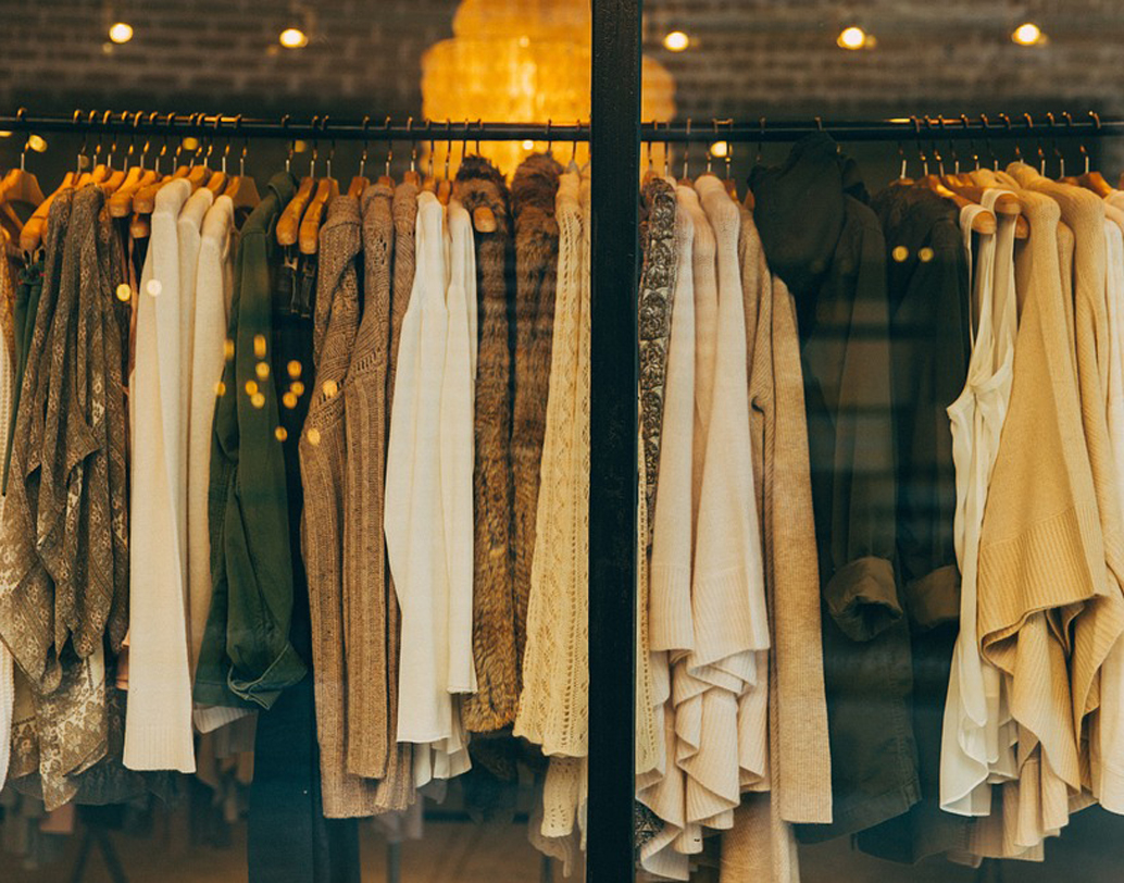 ঠিক মাপের পোশাক: জামাকাপড় কেনার সময় একটু ঢোলা পোশাকের দিকে চোখ চলে যায় অনেকের। আবার কেউ ভাবেন, আঁটো পোশাক হলেই বুঝি ছিপছিপে দেখতে লাগে। এর কোনওটাই ঠিক নয়। ঢিলে পোশাক যেমন চেহারাকে ভারী করে তুলে বয়সের ছাপ ফেলে, তেমনই আঁটো পোশাকে স্পষ্ট হয় শরীরের বাড়তি মেদ। তাই পোশাক কিনুন শারীরিক গঠন বুঝে, ঠিক মাপের। ছবি: পিক্সঅ্যাবে।