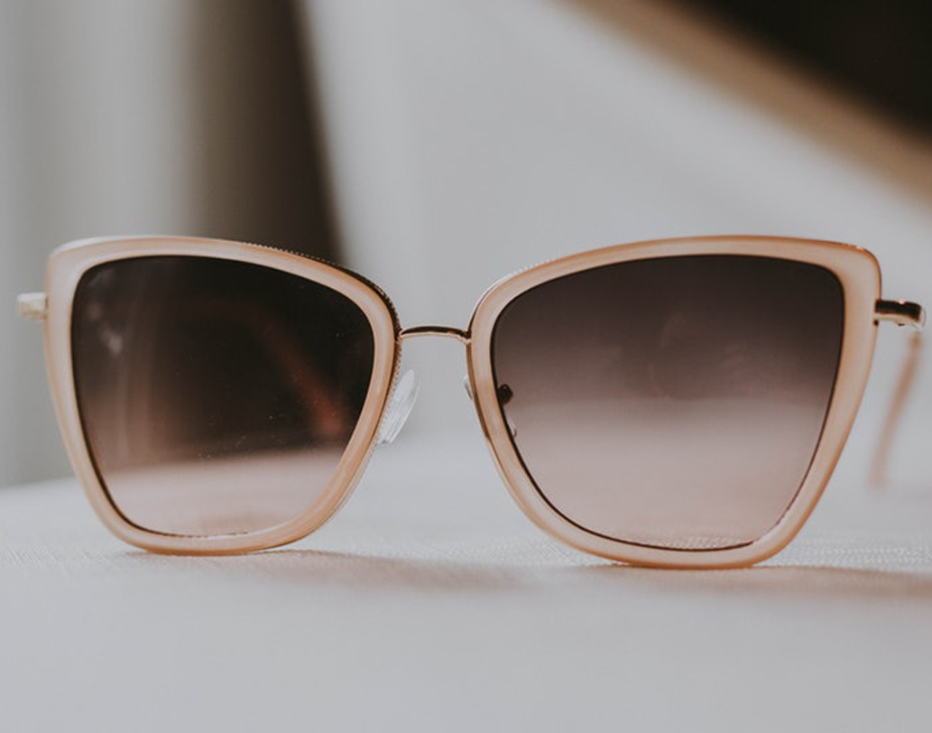 গিকি গ্লাসেস: হাল ফ্যাশনে এটাই ইন। চশমার আকৃতিই বদলে দিতে পারে আপনার ব্যক্তিত্ব ও বয়স। মুখের সঙ্গে মানানসই ফ্রেমের চশমা না পরলে বয়স বেশি দেখাবেই। সে ক্ষেত্রে পুরনো নকশা পাল্টে ট্রাই করুন গিকি গ্লাস। এর ফ্রেম মুখকে সরু দেখায়, চওড়া করে তোলে চোখের চারপাশকে। স্টাইল তো হবেই, সঙ্গে দেখাবেও কমবয়সি। ছবি: আনস্প্ল্যাশ।