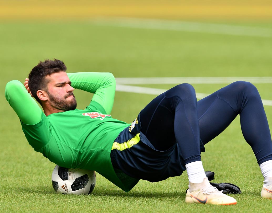 অ্যালিসন বেকার: আজকের ম্যাচে গোলরক্ষকের দায়িত্ব সামলাবেন অ্যালিসনই। লুকাকুদের সামলাতে দুর্গের শেষ প্রহরী হিসাবে তাঁর উপরেই ভরসা করছেন কোচ তিতে। ব্রাজিলের জাতীয় দল ছাড়াও ইতালিয়ান ক্লাব রোমার হয়েও খেলেন অ্যালিসন। ছবি: এএফপি।