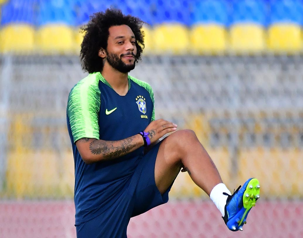 মার্সেলো: লেফ্ট ব্যাক ছাড়াও লেফ্ট উইংয়েও সমান পারদর্শী মার্সেলো। এই মুহূর্তে দলের অন্যতম ভরসা। ব্রাজিলের হয়ে প্রথম মাঠে নামেন ২০০৬ সালে। প্রতিপক্ষ ওয়েলস। ২০১৪ ফিফা বিশ্বকাপ থেকে ব্রাজিল দলে পাকাপাকি জায়গা করে নেন মার্সেলো। ছবি: এএফপি।