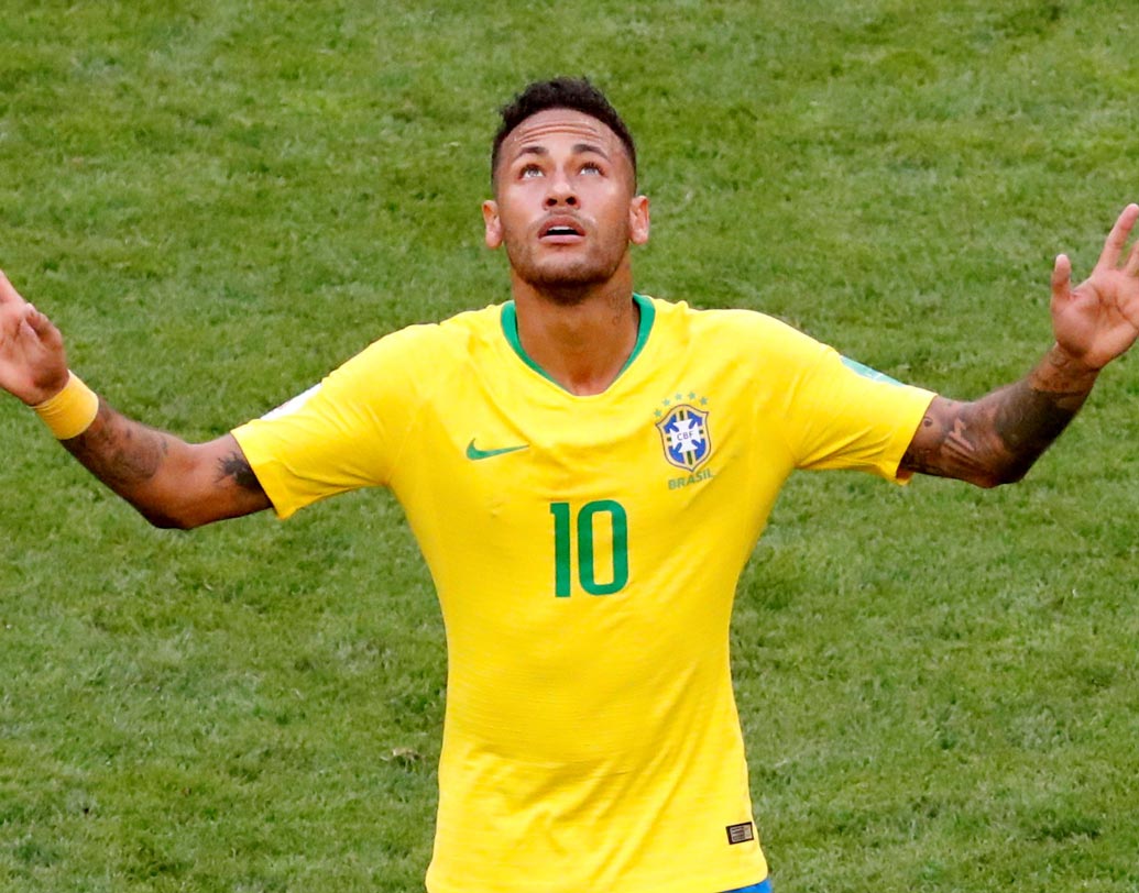 নেমার:  ব্রাজিলের এই তারকার দিকেই আজ তাকিয়ে কোটি কোটি ফুটবলপ্রেমী। এখনও অবধি দেশের হয়ে ৮৯টি ম্যাচে ৫৭টি গোলের রেকর্ড রয়েছে তাঁর। প্রতিপক্ষকে নাস্তানাবুদ করতে তাঁর পারফরম্যান্সের দিকেই তাকিয়ে গোটা দল। ছবি: রয়টার্স।