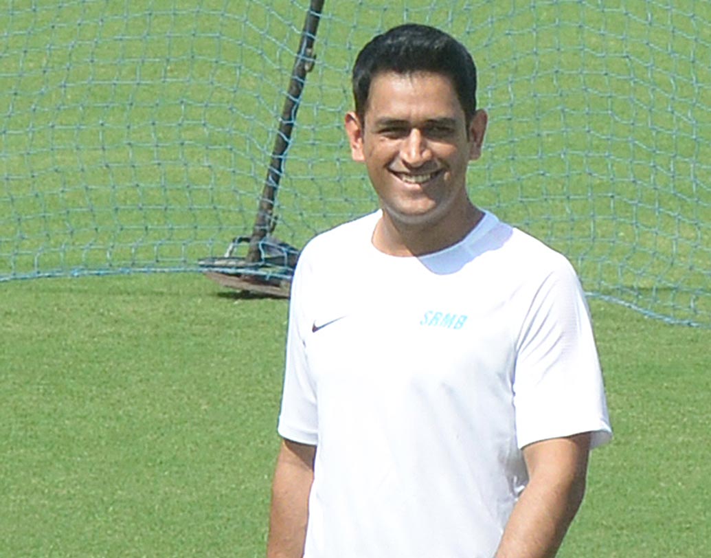 সামনে থেকে নেতৃত্ব দেওয়ার অন্যতম সেরা উদাহরণ ধোনিই। বিশ্ব ক্রিকেটে এমন ব্যাটসম্যান খুব কমই আছেন, যাঁদের অধিনায়ক হওয়ার পর পারফরম্যান্সে দুরন্ত উন্নতি হয়েছে। অধিনায়ক ধোনির চেয়ে সাধারণ ক্রিকেটার হিসাবে ধোনির ব্যাটিং গড় প্রায় ১০ কম। দলকে ভরসা যোগাতে ব্যাটিং অর্ডারেও উঠে এসেছিলেন ধোনি।