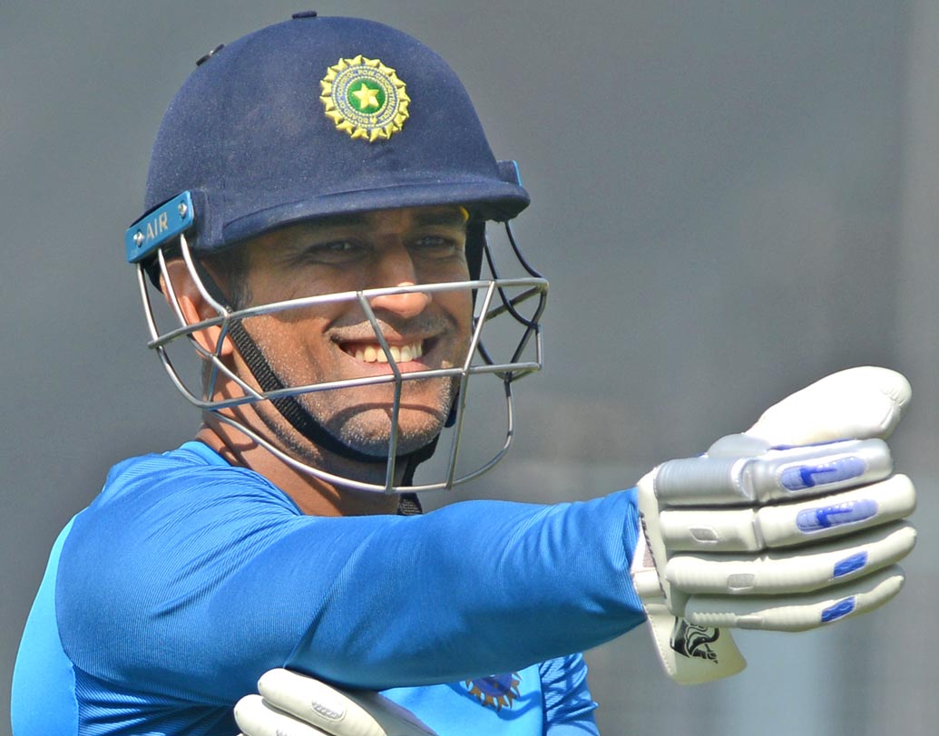 বরফ শীতল মস্তিষ্কের জন্য তাঁর নাম হয়েছিল ক্যাপ্টেন কুল। একাধিক ম্যাচে তাঁকে ঠান্ডা মাথায় দুরন্ত নেতৃত্ব দিয়ে দলকে জেতাতে দেখা গিয়েছে। এই জন্যই তিনি ফ্যানেদের প্রিয়।