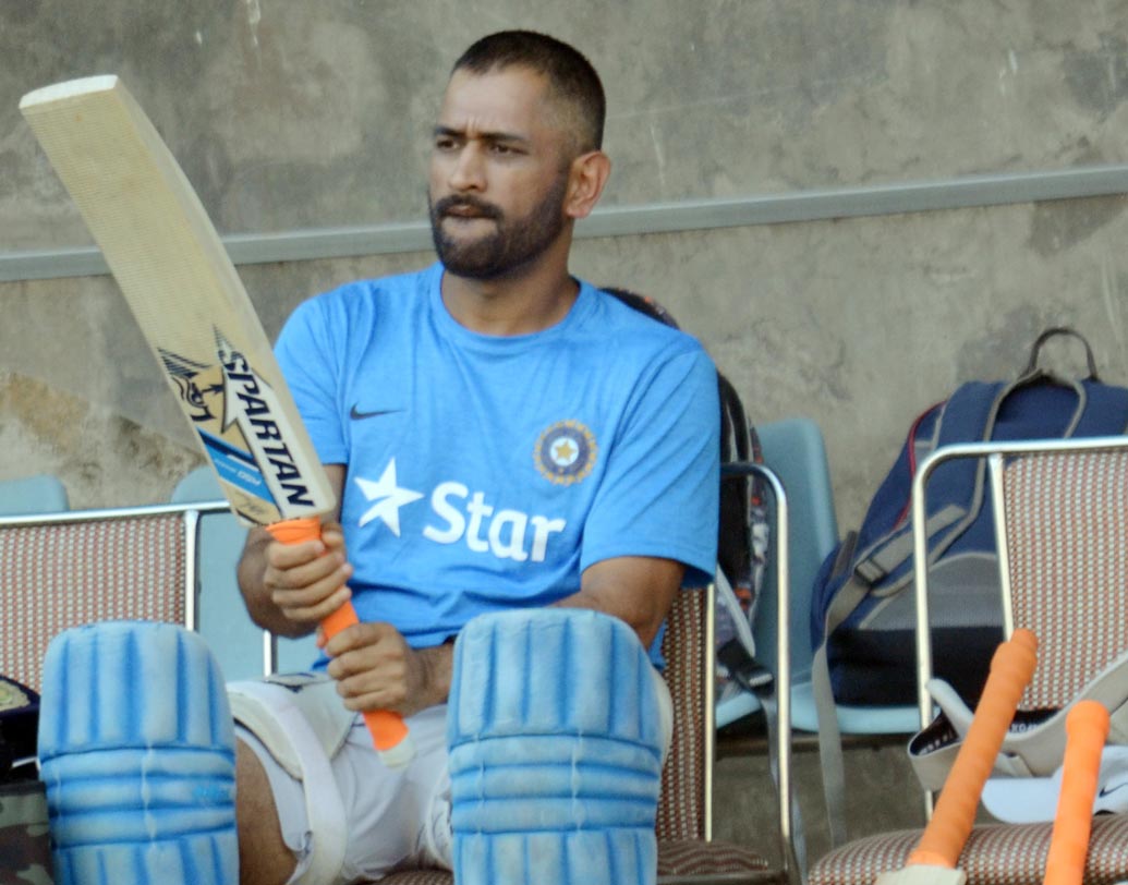 এগুলি যদি ধোনিকে ফ্যানেদের পছন্দের অন্যতম কারণ, তবে মুদ্রার উল্টো দিকে রয়েছে কিছু বিতর্ক, যে গুলির জন্য তাঁকে অপছন্দ করেন অনেকে।