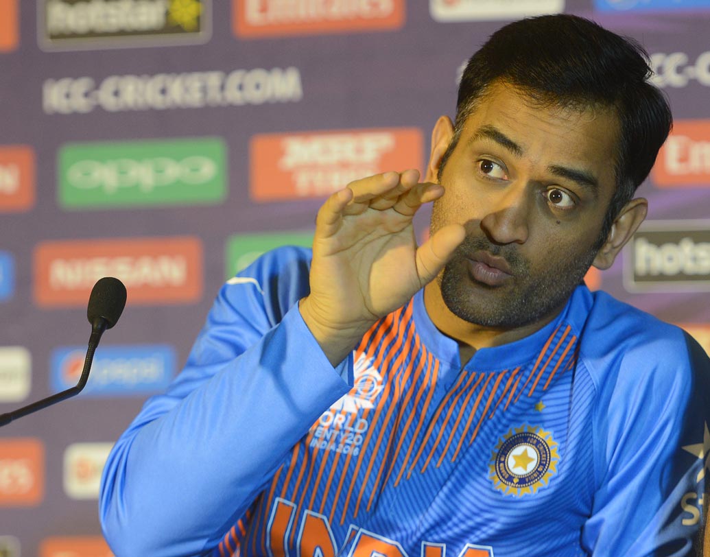 এই তালিকার একেবারে উপরের দিকে রয়েছে সিনিয়র ক্রিকেটারদের বাদ দেওয়ার সিদ্ধান্ত। ২০০৭ সালে ধোনি দায়িত্ব নেওয়ার পর থেকে বহু তরুণ ক্রিকেটার সুযোগ পেলেও গৌতম গম্ভীর, জাহির খান, হরভজন সিংহরা দল থেকে বাদ পড়েন। এমনকি সৌরভ, রাহুল, সহবাগদেরও তেমন ভাবে আর দেখা যায়নি।