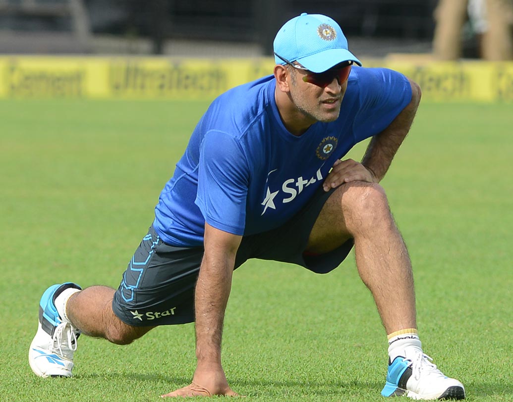 তাঁর নেতৃত্বে ভারত টেস্টে বিশ্বে এক নম্বর হলেও বিদেশে রেকর্ড বেশ খারাপ। অস্ট্রেলিয়া এবং ইংল্যান্ডের বিরুদ্ধে লজ্জার হারের পর তাঁকে নেতৃত্ব থেকে সরানোর কথাও শুরু হয়। তবে তার আগেই ধোনি টেস্ট থেকে অবসর নেন।