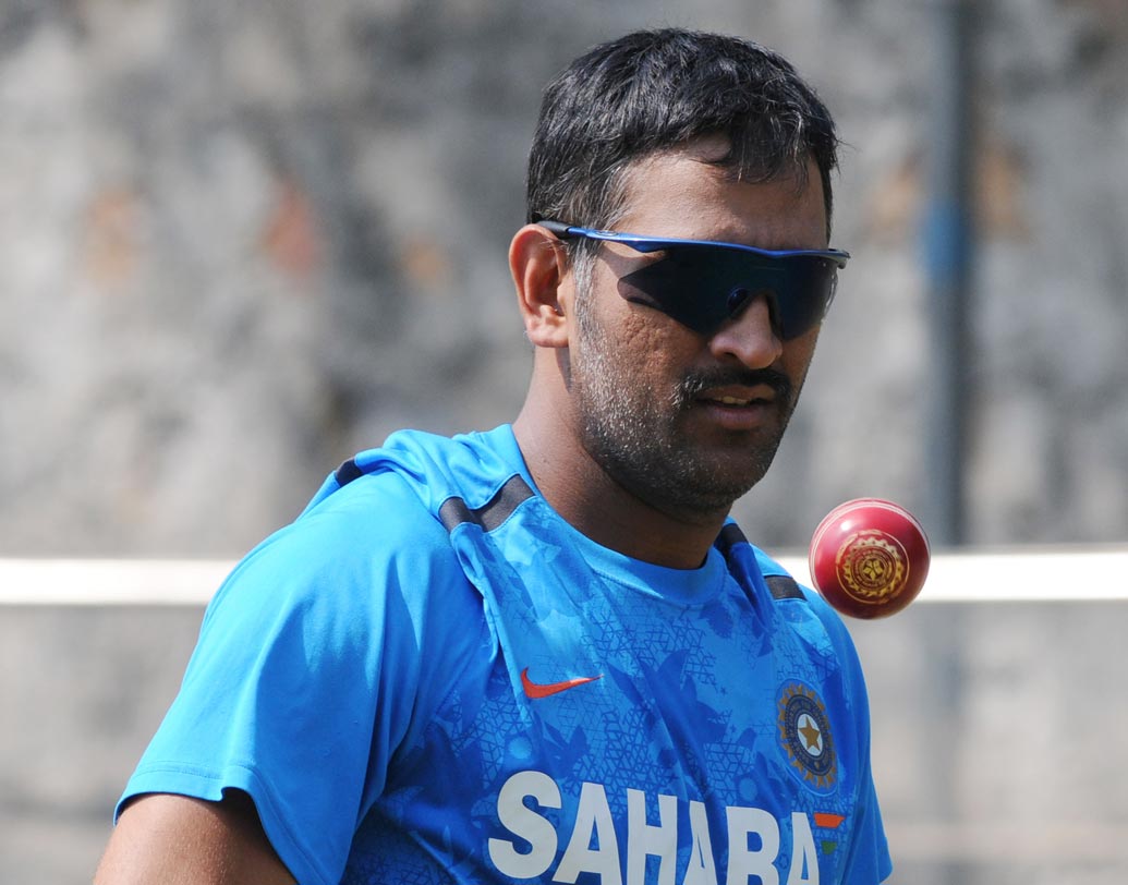 তাঁর নেতৃত্বে চেন্নাই সুপার কিংসের ক্রিকেটাররা বেশি সুবিধা পেতেন— এই অভিযোগ ধোনির বিরুদ্ধে বহু বার উঠেছে। দল নির্বাচনে চেন্নাইয়ের ক্রিকেটারদের বেশি সুযোগ দেওয়ার অভিযোগ ওঠে ধোনির বিরুদ্ধে।