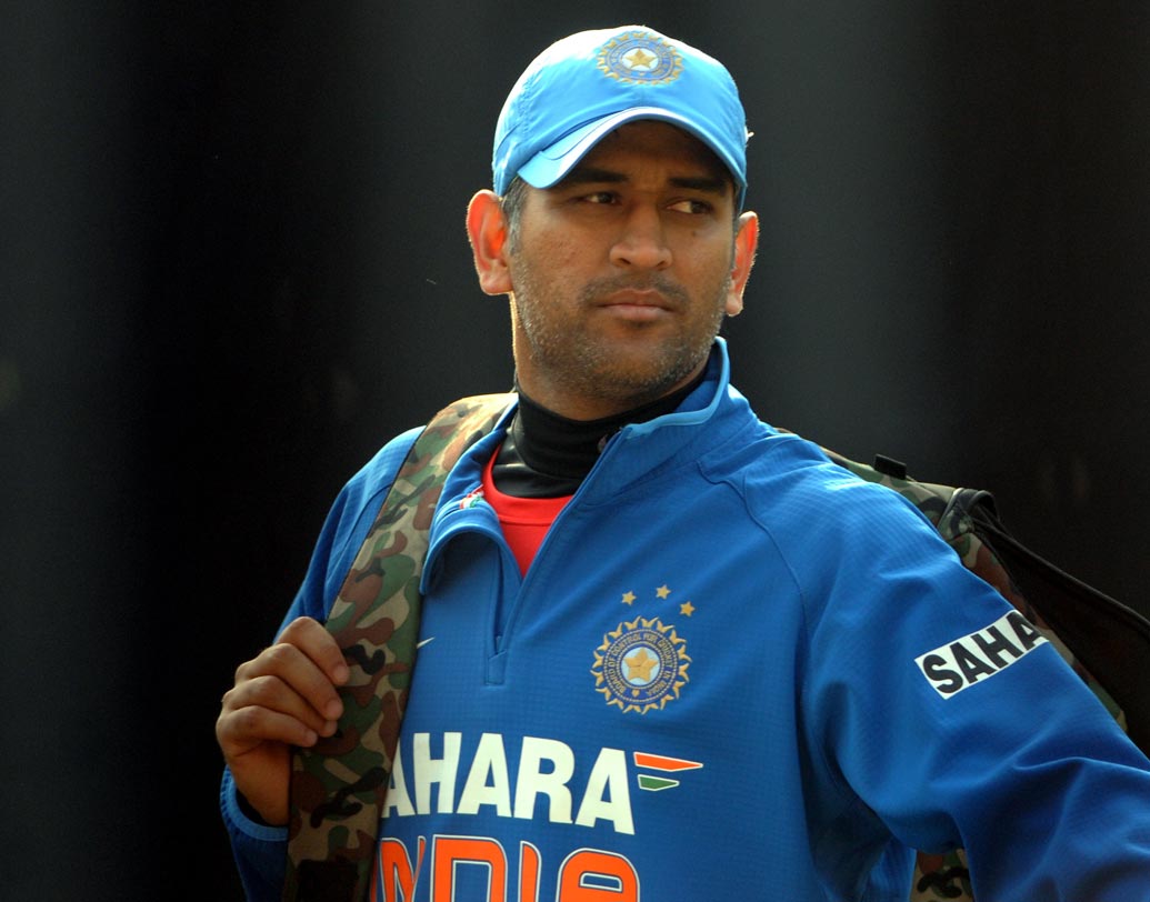 তাঁকে বলা হত দেশের সেরা ফিনিশার। সেই ফিনিশার ধোনি যেন ক্রমেই দূরের গ্রহ হয়ে গিয়েছেন।