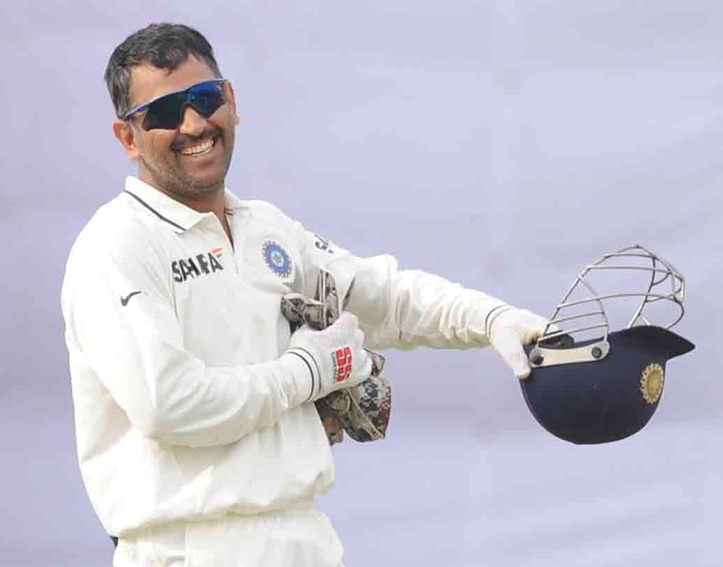 মোট টেস্ট জেতার হিসেবে এগিয়ে আছেন ধোনি। ভারতকে ২৭টি টেস্টে জয় এনে দিয়েছেন ধোনি। সেখানে সৌরভের অধিনায়কত্বে ভারত জিতেছে ২১টি টেস্টে।