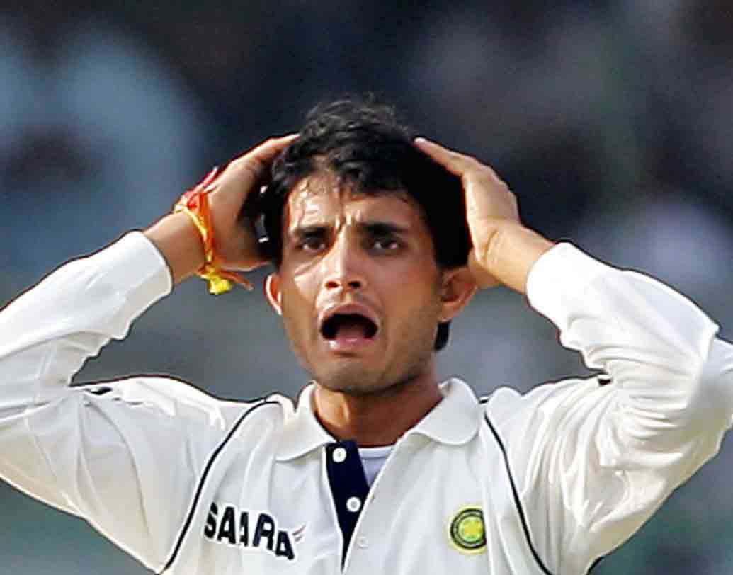 দুই ক্যাপ্টেনই ১৫টি করে টেস্ট ম্যাচ ড্র করেছেন। ধোনি জিতেছেন ৪৫ শতাংশ টেস্টে, সৌরভ জিতেছেন ৪৩ শতাংশ টেস্টে। ধোনি হেরেছেন ৩০ শতাংশ টেস্টে। সৌরভ আবার হেরেছেন ২৬ শতাংশ টেস্টে।