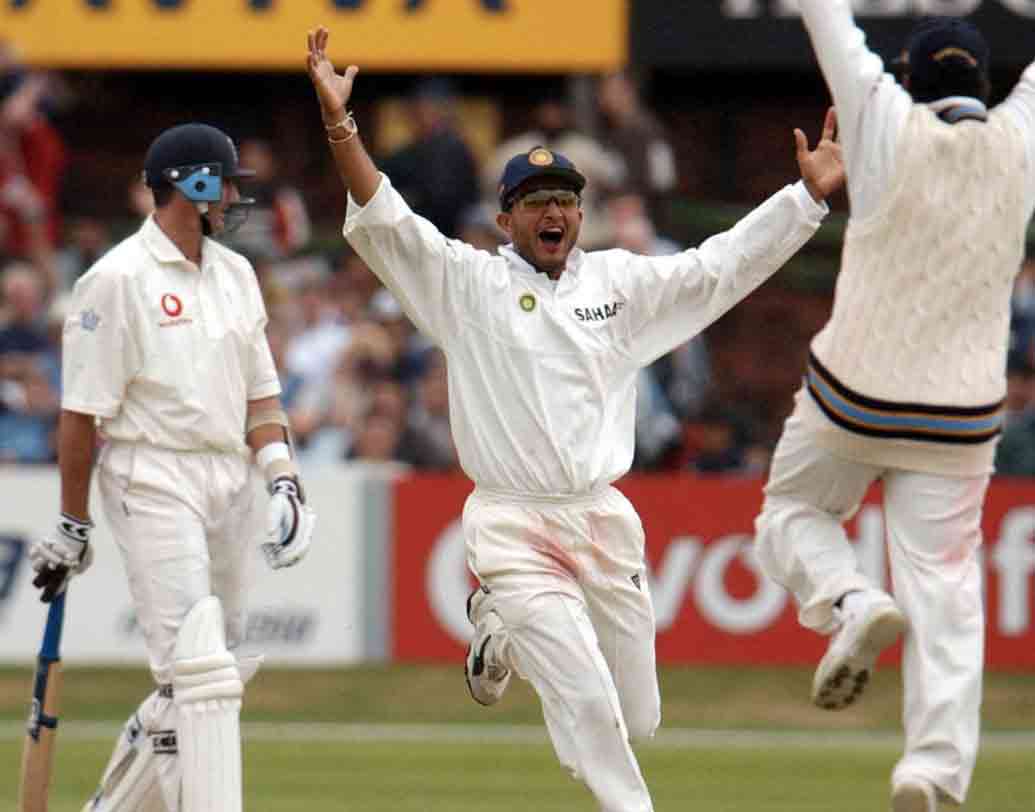 বিদেশের মাটিতে টেস্ট জয়ের নিরিখে অবশ্য ধোনির থেকে অনেক এগিয়ে সৌরভ। দেশের বাইরে ধোনির নেতৃত্বে ভারত খেলেছে ৩০টি টেস্ট। সেখানে সৌরভের ক্যাপ্টেন্সিতে ভারত বিদেশের মাটিতে নেমেছে মোট ২৮ বার।