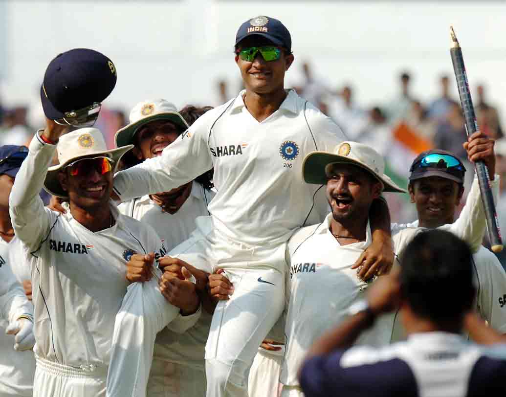 বিদেশের মাটিতে ৩০টি টেস্টে ক্যাপ্টেন্সি করে ধোনি জিতেছেন মাত্র ৬টি টেস্ট। সেখানে ২৮টি টেস্টে ক্যাপ্টেন্সি করে সৌরভ জিতেছেন ১১টি টেস্টে।