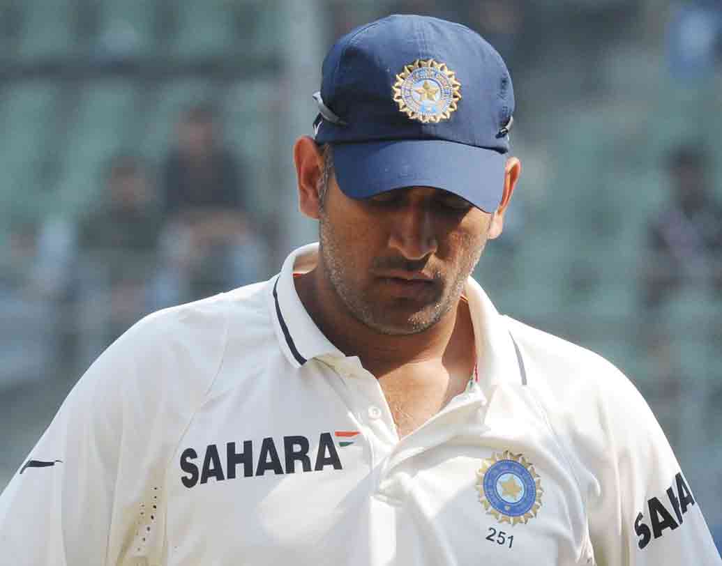 বিদেশের মাটিতে ধোনির নেতৃত্বে ভারত হেরেছেও অনেক বেশি। বিদেশে ৩০টি টেস্টে নেতৃত্ব দিয়ে ধোনি হেরেছেন ১৫টি টেস্টে। সেখানে ২৮টি টেস্টে নেতৃত্ব দিয়ে সৌরভ হেরেছেন ১০টি টেস্টে।