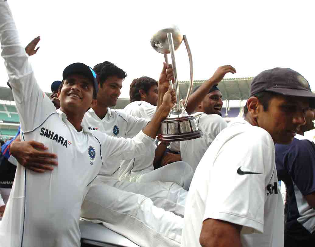 সৌরভের সেরা সাফল্য টেস্ট ক্রিকেটে স্টিভ ও-র অশ্বমেধের ঘোড়াকে থামানো। প্রথমে দেশের মাটিতে হারানো, তারপর অস্টেলিয়ায় গিয়ে সিরিজ ড্র করে বর্ডার-গাওস্কর ট্রফি নিজের দখলে রাখা। অন্য দিকে ধোনির সেরা সাফল্য টেস্ট ক্রিকেটে ভারতকে এক নম্বর জায়গায় নিয়ে যাওয়া।