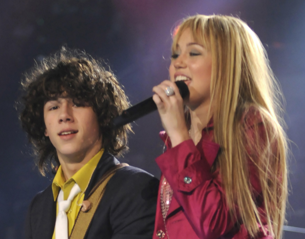 মিলি সাইরাস-নিক: ১৩ বছর বয়স থেকে মিলির সঙ্গে ডেট করেছেন নিক। একটি চ্যারিটি শো-তে প্রথম আলাপ দু’জনের। সেখান থেকেই গড়ায় প্রেম। মিলি এখন জনপ্রিয় অভিনেত্রী ও গায়িকা। ২০০৭ সালে দু’জনের ব্রেক আপ হয়ে যায়।