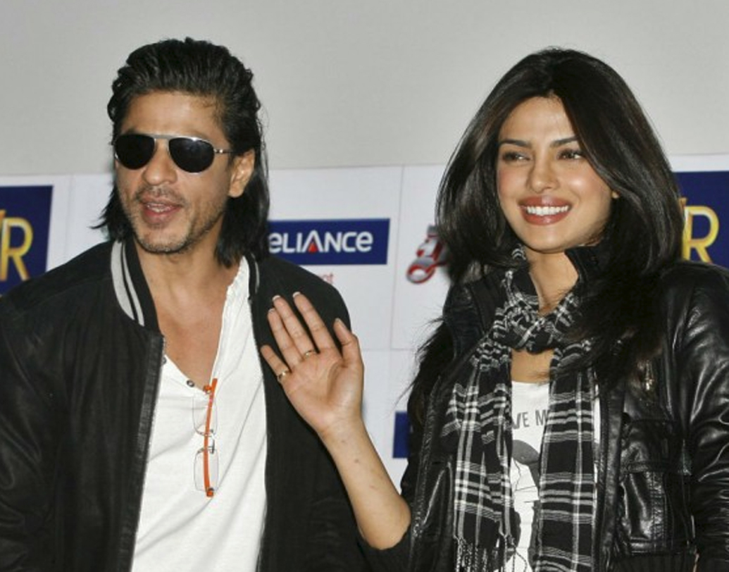 শাহরুখ-প্রিয়ঙ্কা: শাহরুখের সঙ্গে প্রিয়ঙ্কার সম্পর্ক নিয়ে এক সময় তোলপাড় হয় বলিউডে। সোশ্যাল মিডিয়ায় দু’জনের সম্পর্ক নিয়ে চর্চাও কিছু কম হয়নি। যদিও এই বিষয়ে শাহরুখ-প্রিয়ঙ্কা দু’জনেই মুখে কুলুপ এঁটেছিলেন। বি-টাউনে গুঞ্জন, শাহরুখ-পত্নী গৌরী খান নাকি দু’জনের এক সঙ্গে সিনেমার উপরেও নিষেধাজ্ঞা জারি করেছিলেন।