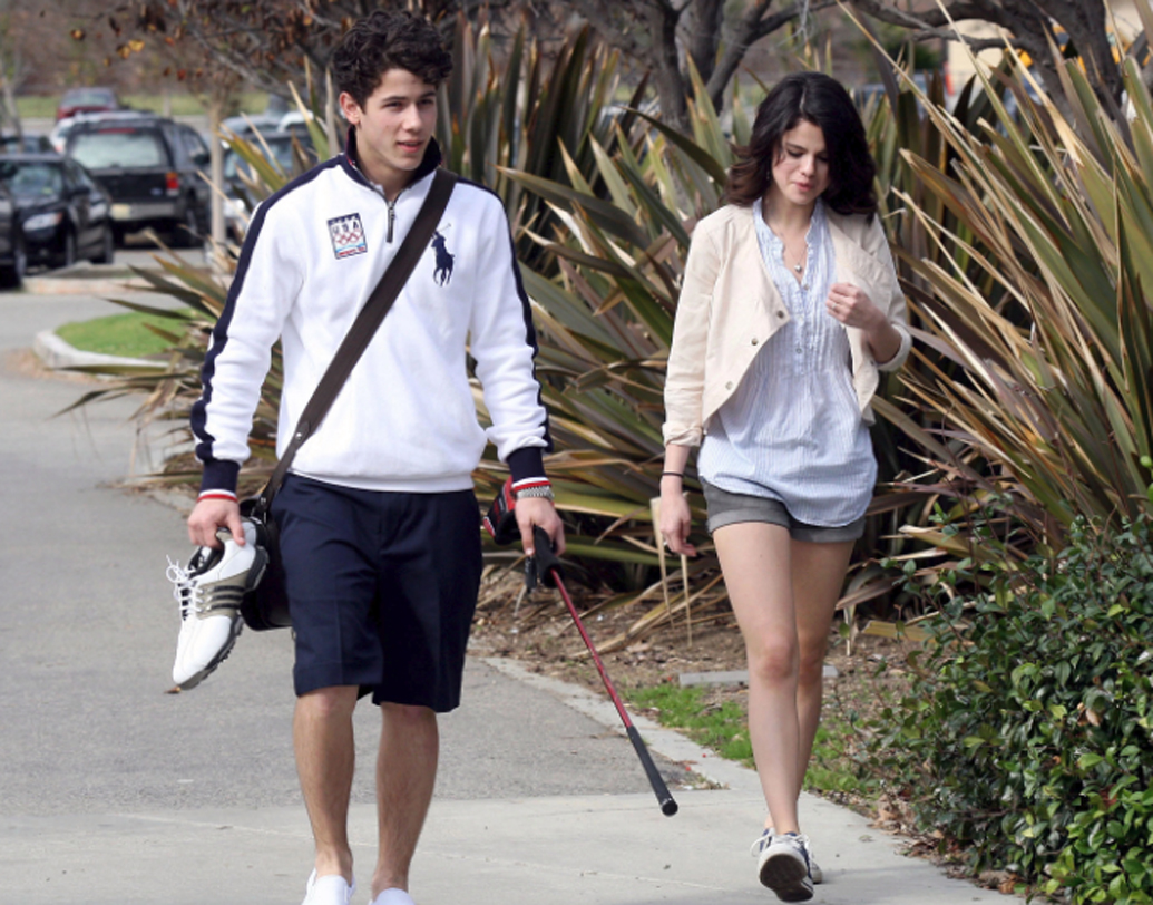 সেলেনা গোমস-নিক: মিলির সঙ্গে বিচ্ছেদের পর সহকর্মী সেলেনা গোমসের সঙ্গে সম্পর্কে জড়িয়েছিলেন নিক। তাঁর সংস্থা জোনাস ব্রাদার্স গ্রুপে কাজও করছেন সেলেনা। এক বছরেরও বেশি ডেট করেন দু’জনে। ২০০৯ সালে সেলেনার সঙ্গে ব্রেক আপ হয়ে যায় নিকের।