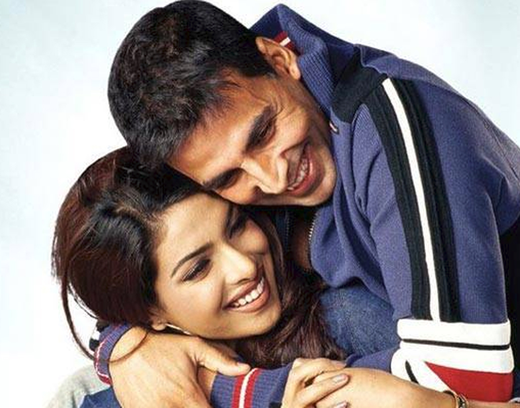 অক্ষয় কুমার-প্রিয়ঙ্কা: অক্ষয়ের সঙ্গেও প্রিয়ঙ্কা সম্পর্কে জড়িয়ে পড়েছিলেন বলে এক সময় কানাঘুষো শুরু হয় বি-টাউনে। শুটিং ফ্লোর থেকেই নাকি গড়িয়েছিল প্রেম। দু’জনের সম্পর্ক নিয়ে এতটাই গুঞ্জন শুরু হয় যে, আসরে নামতে হয় অক্ষয়-পত্নী টুইঙ্কল খন্নাকে। শোনা গিয়েছে, কড়া হাতে নাকি বিষয়টি সামলেছিলেন তিনি।