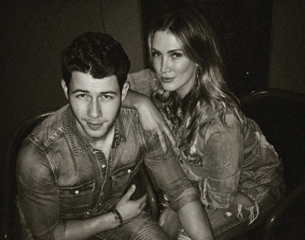 ডেল্টা গুডরেম-নিক: অস্ট্রেলিয়ান গায়িকা ও অভিনেত্রী ডেল্টার সঙ্গে বেশ কয়েক মাস ডেট করতে দেখা গিয়েছিল নিককে। সেই সময় সেলেনার সঙ্গে তাঁর বিচ্ছেদ হয়ে গিয়েছে। নিকের থেকে বয়সে প্রায় আট বছরের বড় ডেল্টা নাকি পরে সম্পর্ক থেকে বেরিয়েও এসেছিলেন। ২০১৭ সালে ফের দু’জনের সম্পর্ক জোড়া লেগেছিল বলে শোনা যায়। তবে, সেটাও বেশি দিন টেকেনি।