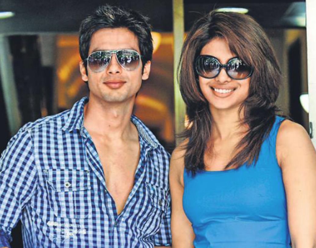 শাহিদ কপূর-প্রিয়ঙ্কা: প্রিয়ঙ্কার বাড়ি থেকে অনেক বার শাহিদকে বেরিয়ে আসতে দেখেছিলেন পাপারাৎজিরা। সেই ছবি ক্যামেরাবন্দি হওয়ার পরেই বি-টাউনে আলোড়ন শুরু হয়ে যায়। শাহিদের সঙ্গে লিভ ইনে রয়েছেন প্রিয়ঙ্কা, এমন গুজবও ছড়ায়।