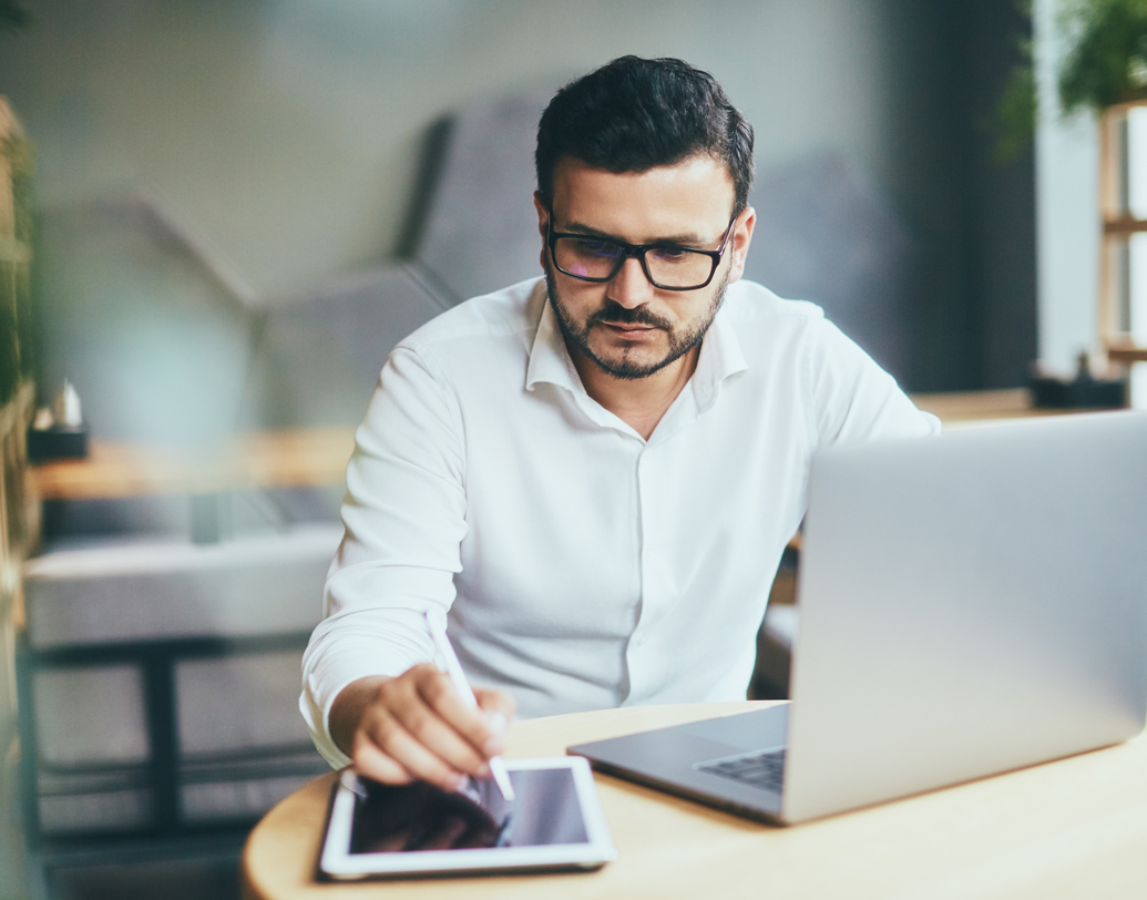 টেক্সটের উত্তর না পেলেই ঘন ঘন পোক করেন? এমন অভ্যেস থাকলে আজই তা বদলান। জবাব না দেওয়াকে অনেকেই আত্মসম্মানে ঘা দেওয়া ভাবেন, বিষয়টা মোটেও তা নয়। বরং যাকে টেক্সট করছেন, ওই সময় তিনি কী অবস্থায় আছেন, আদৌ ব্যস্ত আছেন কি না, ভাবুন সে সবও। ছবি: শাটারস্টক।