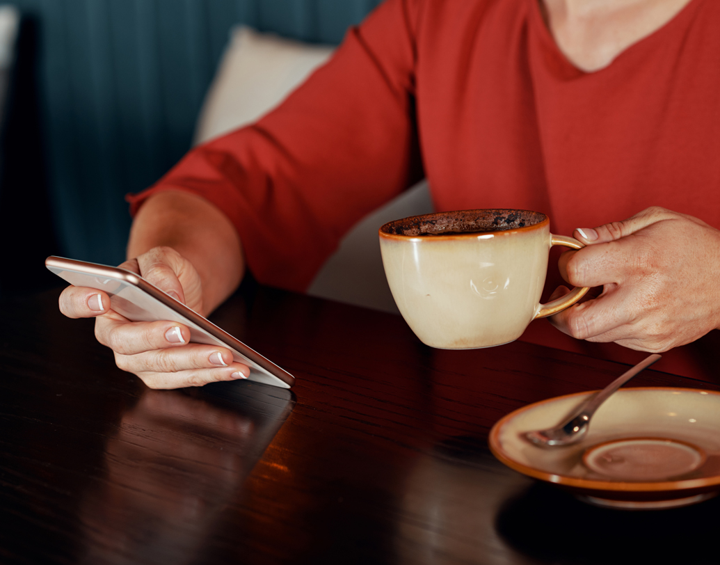 নিজে জবাব দেওয়ার চেষ্টা করুন। কোনও সময় মেজাজ ভাল না থাকলে, বা ব্যস্ত থাকলে অন্তত পরে কথা বলার বার্তাটুকু পাঠান। এটা যেমন টেক্সট এথিকস-এর মধ্যে পড়ে, তেমনই যে কোনও সৌজন্যের ক্ষেত্রেও প্রযোজ্য। ছবি: শাটারস্টক।