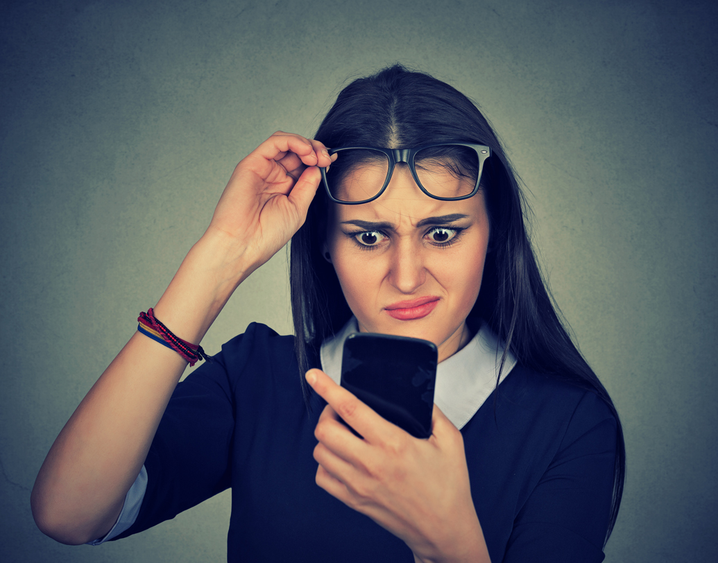 লেখা সেরেই দ্রুত পাঠিয়ে দেন টেক্সট? এ সব থেকেই কিন্তু সমস্যা আসে বেশি। এমনিতেই ফোন অটো সিলেকশনে আজকাল অনেক কিছুই আগাম নির্বাচন করে রাখে। তাই লিখতে গেলেন এক, হয়তো ফোন নির্বাচন করল আর এক শব্দ। তাই লেখা সেরে একবার পড়ে নিন গোটাটা। তাতে বানান ভুল বা ভুল শব্দ নজরে আসবে। অন্যের কাছে ‘কেয়ারলেস’ তকমাও জুটবে না। ছবি: শাটারস্টক।