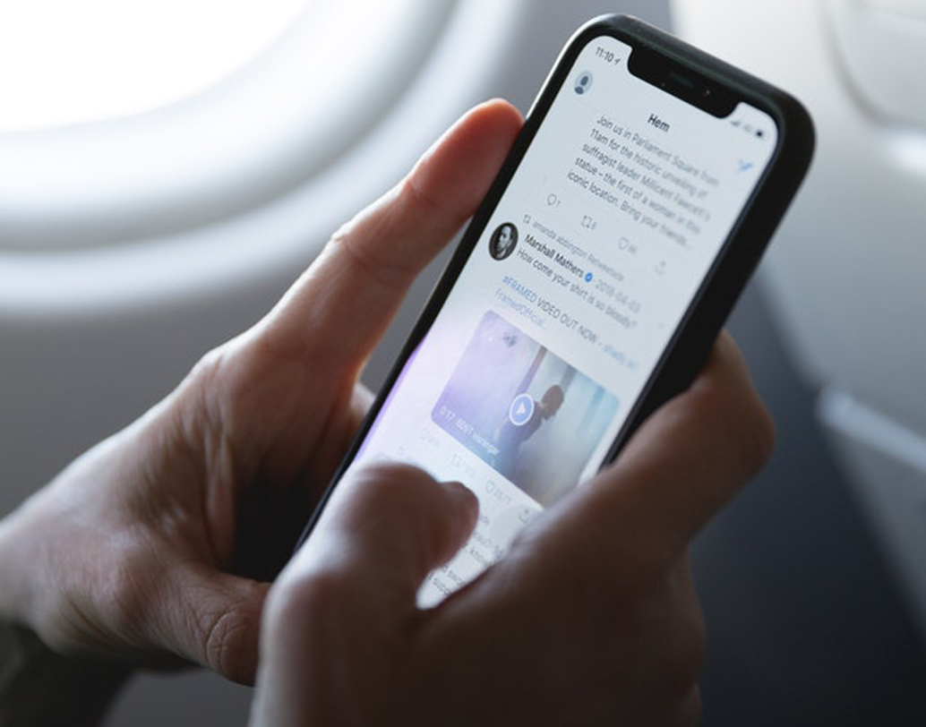 টেক্সটে মান-অভিমান নয়। টেক্সটে কিন্তু আবেগ পড়া যায় না। যতই ইমোটিন দিয়ে তা বোঝানোর চেষ্টা করুন না কেন, সব সময় তা কাজে আসে না। মনস্তত্ত্ববিদদের মতে, অনেকেই এই ইমোটিনকে ‘আরোপিত’ ভাবেন। অর্থাৎ বাঁকা কথা বলেও ইমোটিনের মোড়কে তাকে হালকা করে দিতে চাইছেন— এমনটাও ভেবে বসেন অনেকেই। তাই কোনও নেতিবাচক আবেগ টেক্সটে নয়। ছবি: আনস্প্ল্যাশ।