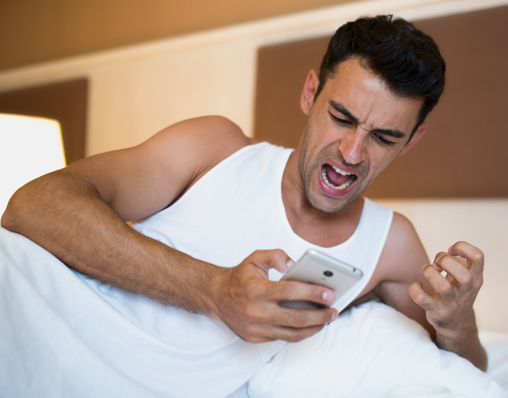 রোজ সকালের সুপ্রভাত বা যে কোনও অনুষ্ঠানের শুভেচ্ছা— চেষ্টা করুন টেক্সটে না বলতে। আজকাল এমনিতেই হোয়াটসঅ্যাপে ‘গুড মর্নিং’-এর গুঁতোয় অস্থির কম-বেশি সকলেই। খুব ঘনিষ্ঠ হলে তবেই টেক্সটে সারুন শুভেচ্ছা। নয়তো নয়। ছবি: শাটারস্টক।