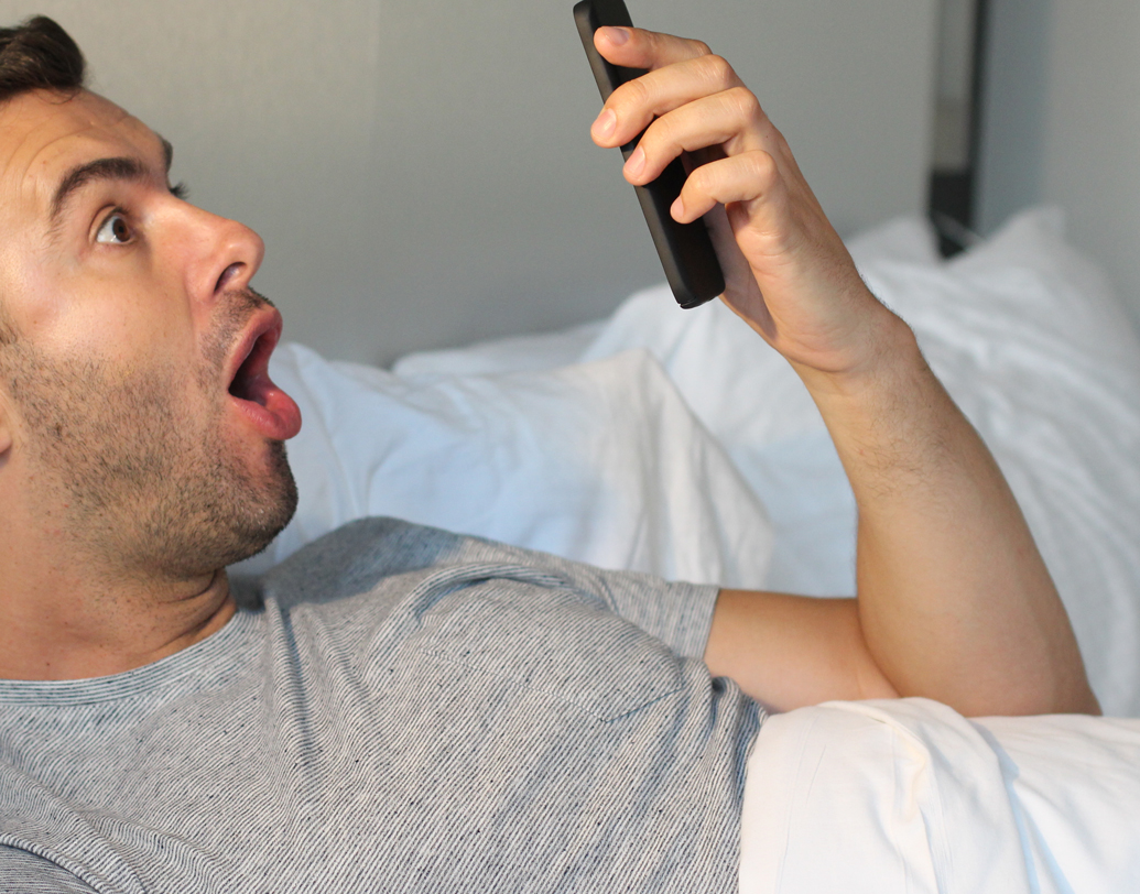 বসকে মেসেজ লিখুন বা বন্ধুকে— টেক্সট পাঠানোর আগে ভাল করে দেখুন কাকে পাঠাচ্ছেন। ভুল লোককে ভুল টেক্সট পাঠানোর খেসারত কিন্তু অনেক সময়ই মারাত্মক হয়। বিশেষ করে দরকারি টেক্সট পাঠানোর আগে অবশ্যই মেনে চলুন এই নিয়ম। প্রেমিক বা প্রেমিকাকে পাঠানো টেক্সট অফিসের গ্রুপে পাঠিয়ে ফেললে, ভাবতে পারছেন কী হাল হবে! ছবি: শাটারস্টক।