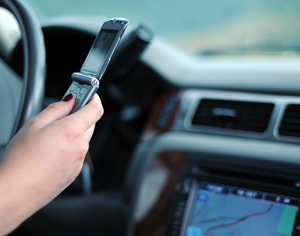 টেক্সট তো করবেনই। কিন্তু কখনওই জীবনের ঝুঁকি নিয়ে নয়। তাই ফোন এড়িয়ে চলুন তেমন ক্ষেত্রগুলোতে। গাড়ি চালানো, রাস্তা বা রেললাইন, এ সব জায়গায় এড়িয়ে চলুন টেক্সটিং।