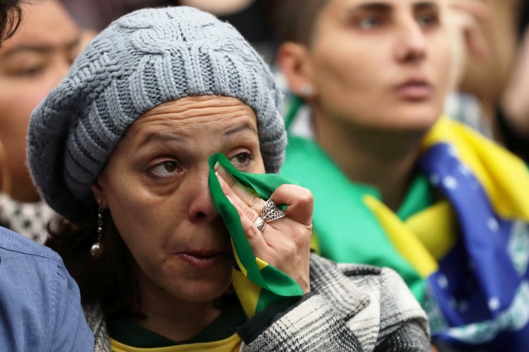 বেলজিয়ামের গোলরক্ষক কুর্তোয়া অসাধারণ খেললেন। বারবার আটকে দিলেন ব্রাজিলের আক্রমণ। নেমার, কুটিনহো, ডগলাস কোস্তারা যেভাবেই আক্রমণ গড়ুন না, শেষে কুর্তোয়াকে একবার ছাড়া হার মানানো যায়নি। অবশ্য বেলজিয়াম রক্ষণেও নির্ভরতা দিলেন ভিনেসন্ট কোম্পানিরা। ছবি: রয়টার্স।