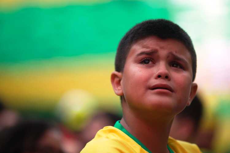 ব্রাজিল মানেই সাম্বা। মানেই স্কিলের ঝলকানি। বল পায়ে জাদুকরী। যা দেখাই গেল না বেলজিয়ামের বিরুদ্ধে। নেমার বার বার পড়ে গিয়ে, পেনাল্টি আদায়ের চেষ্টা করে গেলেন। যা ‘ভিএআর’ চালু হওয়ায় পাত্তাই পেল না রেফারির কাছে।  তিতের দল বিকল্প কোনও স্ট্র্যাটেজিও দেখাতে পারল না। ছবি: এএফপি।