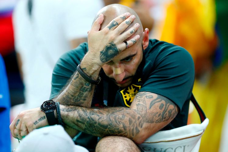 ব্রাজিলের রক্ষণ নিয়ে অনেক কথা বলা হচ্ছিল। এই ম্যাচের আগে পর্যন্ত মাত্র একটা গোল খেয়েছিলেন থিয়াগো সিলভা, মিরান্ডাদের নিয়ে গড়া রক্ষণ। কিন্তু, বেলজিয়াম ম্যাচে দেখা গেল রক্ষণের ভঙ্গুরতা। বার বার অ্যাজার-লুকাকুকে সামলাতে হিমসিম খেল সেলেকাওদের রক্ষণ। ছবি: এএফপি।