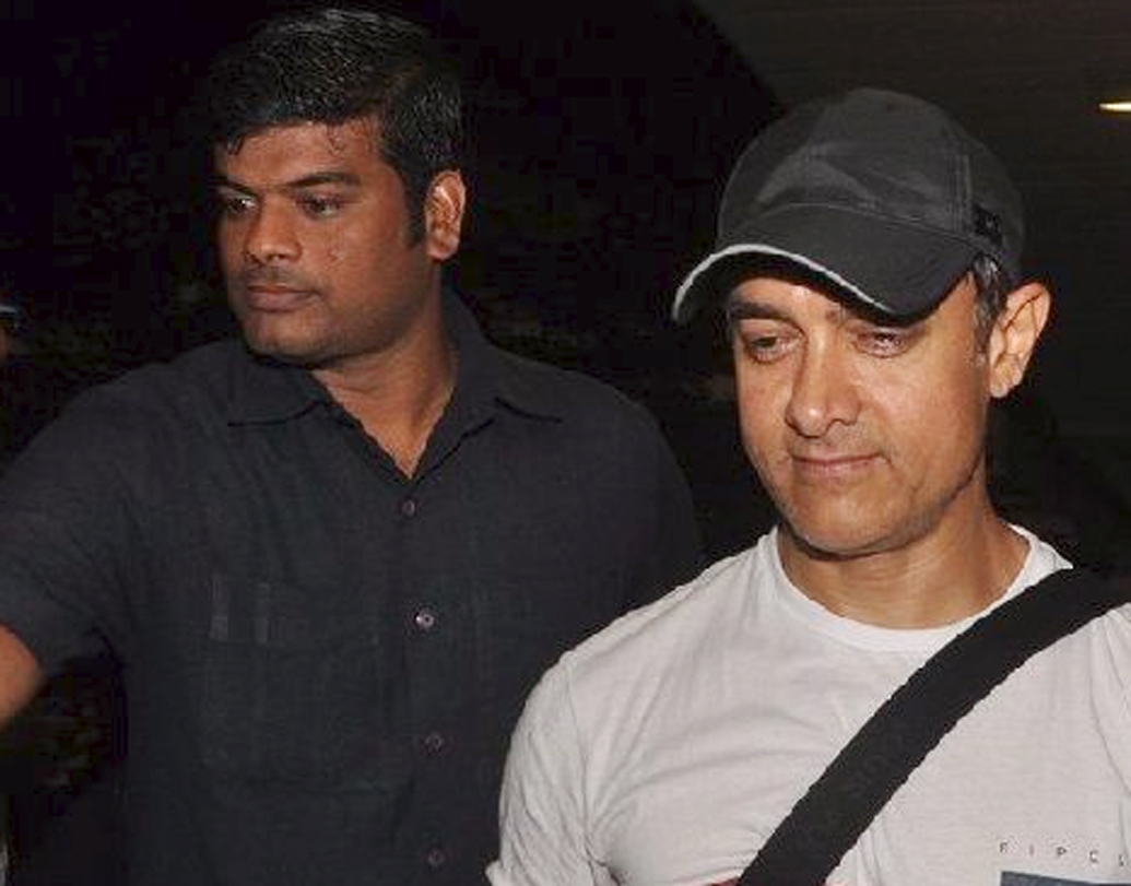 আমির খান: ‘মিস্টার পারফেকশনিস্ট’ চরিত্র বাছাইয়ের ব্যাপারে যেমন খুঁতখুঁতে দেহরক্ষী বাছাইয়ের ব্যাপারেও তেমনি সচেতন। গত দু’বছর ধরে আমিরের নিরাপত্তার দায়িত্ব রয়েছে ‘এস সিকিউরিটিজ অ্যান্ড সার্ভিসেস লিমিটেড’ নামে একটি সংস্থার উপর। ওই সংস্থা থেকেই আমিরের দেহরক্ষীর দায়িত্ব দেওয়া হয়েছে যুবরাজ গোরপাড়ের উপর। বলিউডে বেশ জনপ্রিয় যুবরাজ। তাঁর বেতন বছরে ২ কোটি টাকা।