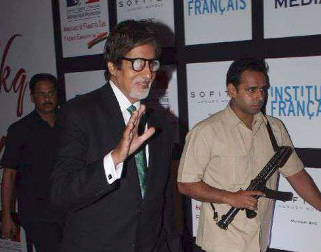 অমিতাভ বচ্চন: বিগ বি-কে রক্ষার গুরুদায়িত্ব পালন করেন জীতেন্দ্র শিন্ডে। নিজস্ব বডিগার্ড এজেন্সির ব্যবসা থাকলেও অমিতাভ বচ্চনের দেহরক্ষীর কাজটি নিজের কাঁধেই রেখেছেন তিনি। জীতেন্দ্রর বেতন বছরে দেড় কোটি টাকার কাছাকাছি।