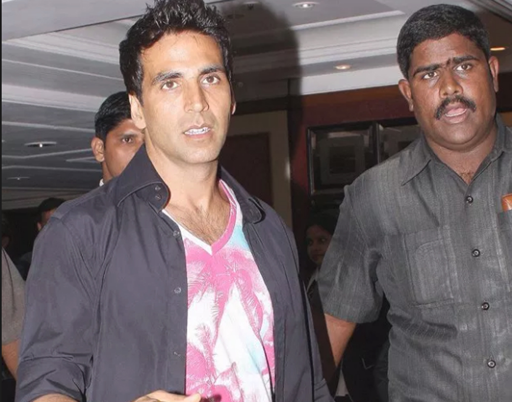 অক্ষয় কুমার: বলিউডের খিলাড়ি অক্ষয় কুমারের স্টান্ট এবং মার্শাল আর্টের দক্ষতা কারও অজানা নয়। তাই অভিনেতার নিরাপত্তার দায়িত্বও দেওয়া হয়েছে তেমনই একজন দক্ষ লোকের উপরেই। শ্রেসে থেলে শুধু অক্ষয় নয় তাঁর ছেলে আরভের নিরাপত্তার দায়িত্বেও রয়েছেন। শ্রেসে ওরফে শ্রি-র স্মরণশক্তি নাকি সাঙ্ঘাতিক। বছরে দেড় কোটির কাছাকাছি বেতন পান তিনি।