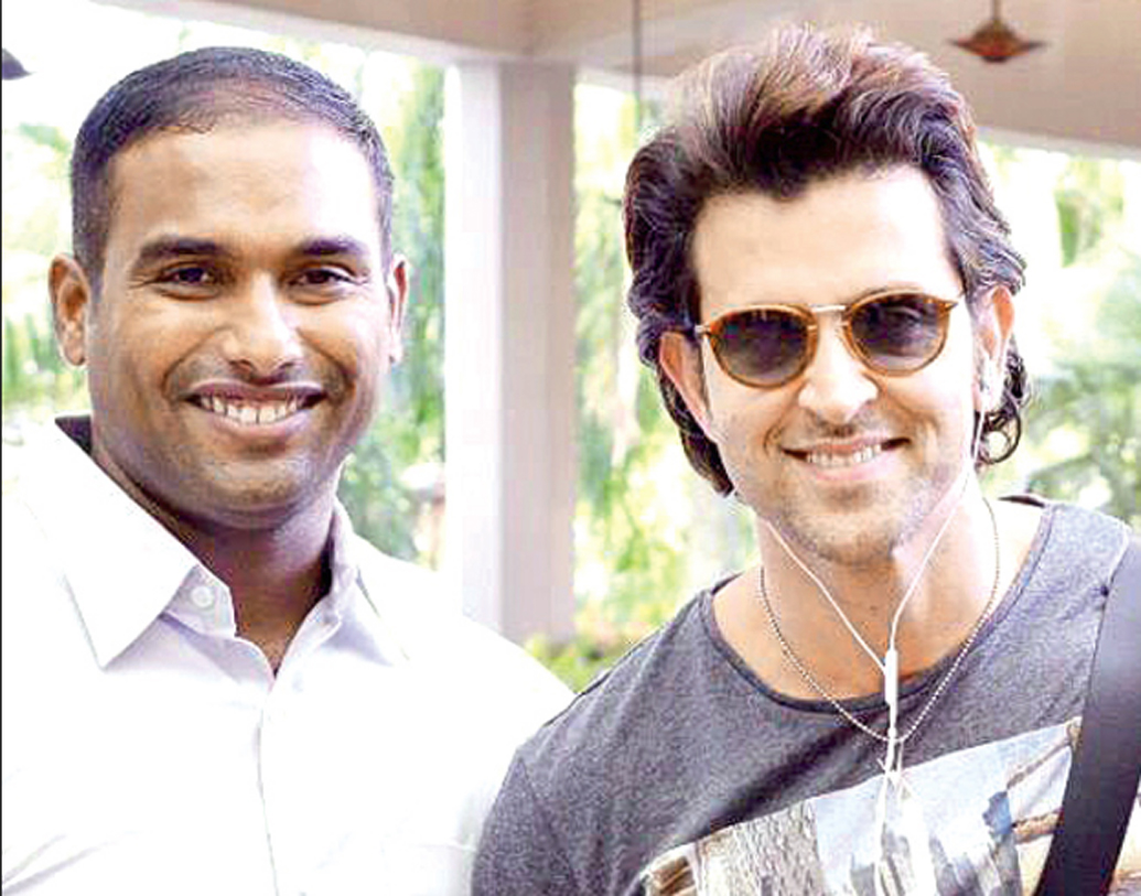 হৃতিক রোশন: দেহরক্ষীর থেকেও ময়ূর শেট্টিগারকে ভাই বলতেই বেশি পছন্দ করেন হৃতিক। তাঁর নিরপত্তার দায়িত্ব পুরোপুরি ময়ূরের উপরেই। হৃতিক ছাড়াও রানি মুখোপাধ্যায়, অমিতাভ বচ্চন, প্রীতি জিন্টা-সহ অনেক বলি তারকারই দেহরক্ষী হিসেবে কাজ করেছেন ময়ূর। তাঁর বেতন বছরে কোটি টাকার কাছাকাছি।