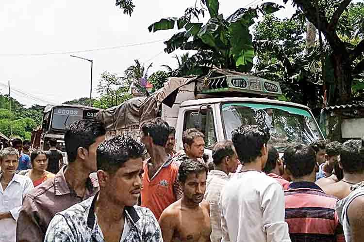 বিক্ষোভ: রাস্তা অবরোধ গ্রামবাসীদের। শনিবার। নিজস্ব চিত্র