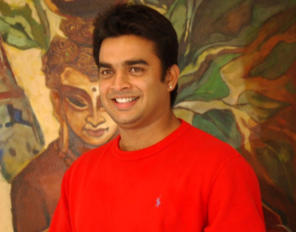 মাধবন: তথাকথিত ‘হিরো’ তকমা গায়ে না মেখে ঘুরলেও নিজের পরিচয় দিয়েছেন একজন অভিনেতা হিসেবেই। বড় পর্দায় যে কোনও চরিত্রেই সাবলীল তিনি। মাধবন চক্ষু দানে বেশি আগ্রহী। তা ছাড়াও অভিনেতা জানিয়েছেন, মৃত্যুর পর তিনি তাঁর হার্ট, ফুসফুস, কিডনি, লিভার, হাড় এবং তরুণাস্থিও দান করে যেতে চান।