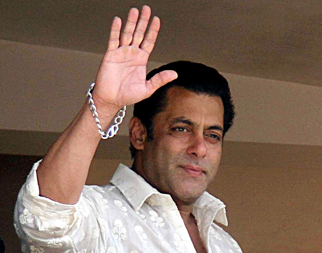 সলমন খান: অভিনয়ের পাশাপাশি নানা সমাজসেবামূলক কাজেও জড়িত রয়েছেন বলিউডের ‘ভাইজান’। মরণোত্তর অঙ্গদান নিয়ে ভক্তদের উৎসাহ দিতেও দেখা গিয়েছে তাঁকে। ভাইজান জানিয়েছেন, তিনি তাঁর অস্থিমজ্জা (বোন ম্যারো) দান করে যেতে চান।