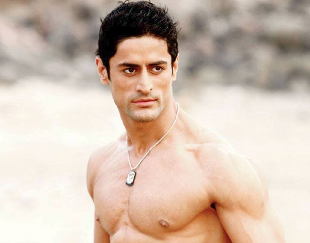 মোহিত রায়না: মোহিত রায়না টেলিভিশনের খুবই জনপ্রিয় মুখ। ‘দেবো কা দেব মহাদেব’ ছবিতে তাঁর অ্যাপিয়ারেন্স ইতিমধ্যেই সাফল্যের শিখর ছুঁয়েছে। রূপোলি পর্দায় তাঁকে দেখতে হলে আরও একটা বছর অপেক্ষা করতে হবে দর্শকদের। আদিত্য ধরের পরিচালনায় ‘উরি’ ছবিতে ডেবিউ হতে চলেছে তাঁর। ভিকি কৌশল ও ইয়ামি গৌতমকেও দেখা যাবে মোহিতের সঙ্গে।