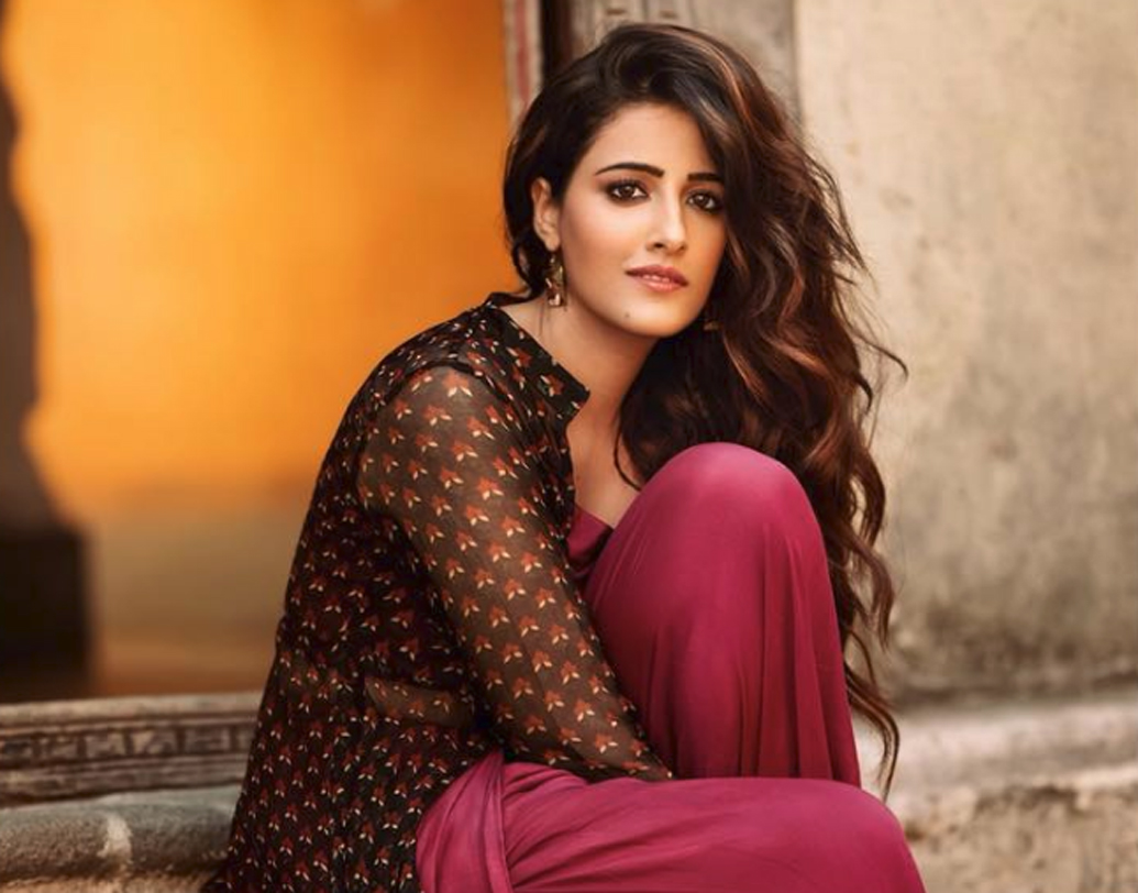 নূপুর শ্যানন: বলিউডে নবাগতাদের মধ্যে ইতিমধ্যেই বেশ সফল কৃতি শ্যানন। এ বার রূপোলি পর্দায় এন্ট্রি নিতে চলেছেন তাঁর বোন নূপুর। সাজিদ নাদিয়াওয়ালার প্রোডাকশন হাউস থেকে তাড়াতাড়ি বলিউডে ডেবিউ হবে নূপুরের।