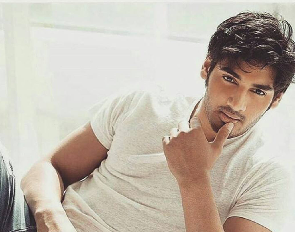 আহান শেট্টি: সাজিদ নাদিয়াওয়ালার আসন্ন রোম্যান্টিক অ্যাকশন-ড্রামায় খুব শীঘ্রই দেখা যাবে সুনীল শেট্টির ছেলে আহান শেট্টিকে। অভিনয়ের পাশাপাশি আহান ভালবাসেন ফুটবল খেলতে। সাজিদের প্রোডাকশন হাউসের আরও কয়েকটি ছবিতে ইতিমধ্যেই সই করে ফেলেছেন আহান।