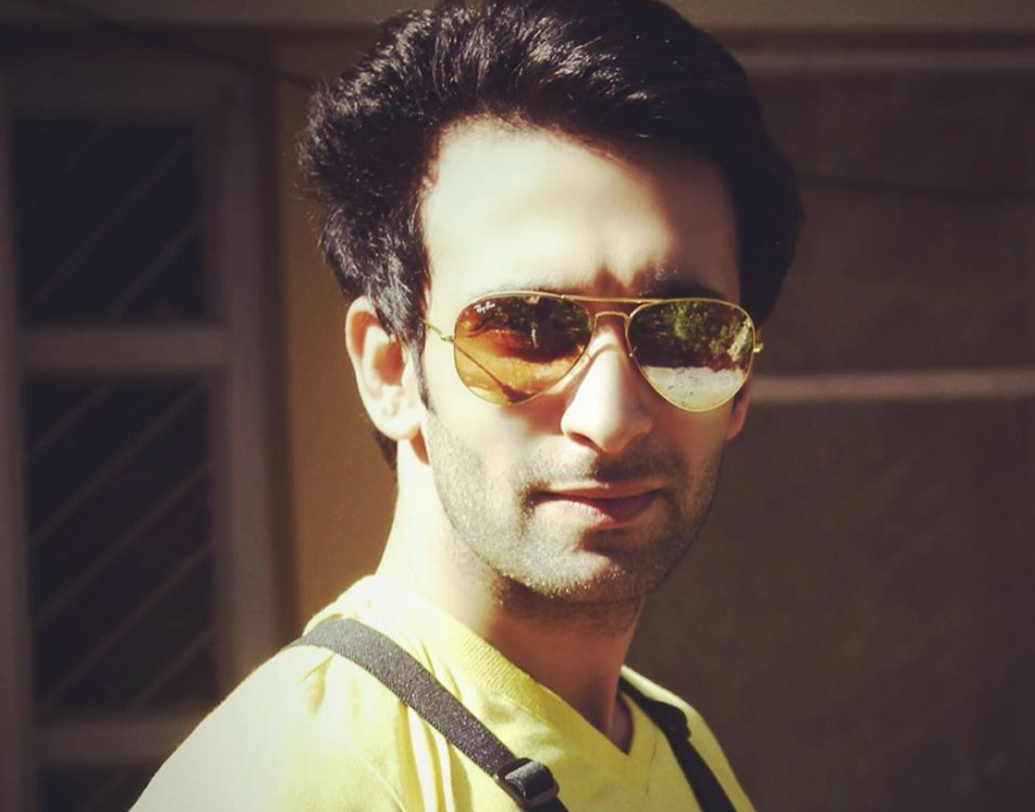 নন্দীশ সান্ধু: টেলি জগতের বেশ জনপ্রিয় মুখ ‘উত্তরণ’ খ্যাত নন্দীশ। একাধিক ধারাবাহিকে দেখা গিয়েছে তাঁকে। এ বার ‘সুপার ৩০’ ছবিতে হৃতিকের সঙ্গে বড় পর্দায় স্ক্রিন শেয়ার করবেন নন্দীশ।