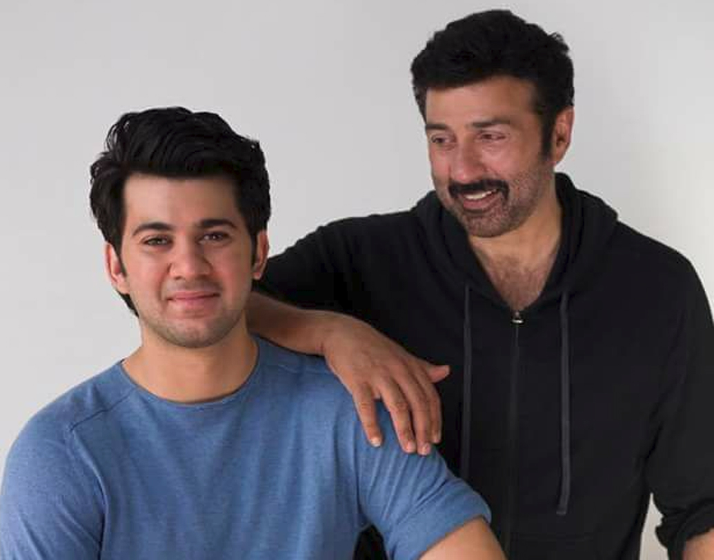 কর্ণ দেওল: ‘পল পল দিল কে পাস’ ছবিতে আগামী বছরই এন্ট্রি নেবেন সানি-পূত্র কর্ণ। বলিউড স্টারকিডদের মধ্যে ইতিমধ্যেই তাঁকে নিয়ে চর্চা শুরু হয়ে গিয়েছে। ‘জুনিয়র দেওল’ কে দেখার জন্য মুখিয়ে রয়েছেন দর্শকেরা।