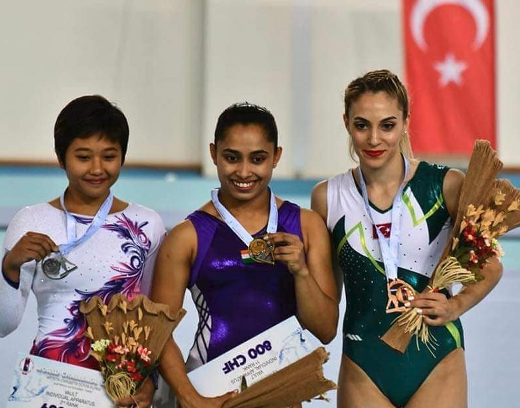 ১৯৯৩ সালের ৯ অগস্ট আগরতলার অভয়নগরে জন্ম দীপার। বাবা দুলাল কর্মকার নিজেও একজন অ্যাথলিট। স্পোর্টস অথরিটি অব ইন্ডিয়ার অধীনে ভারোত্তলক বিভাগের প্রশিক্ষক তিনি।