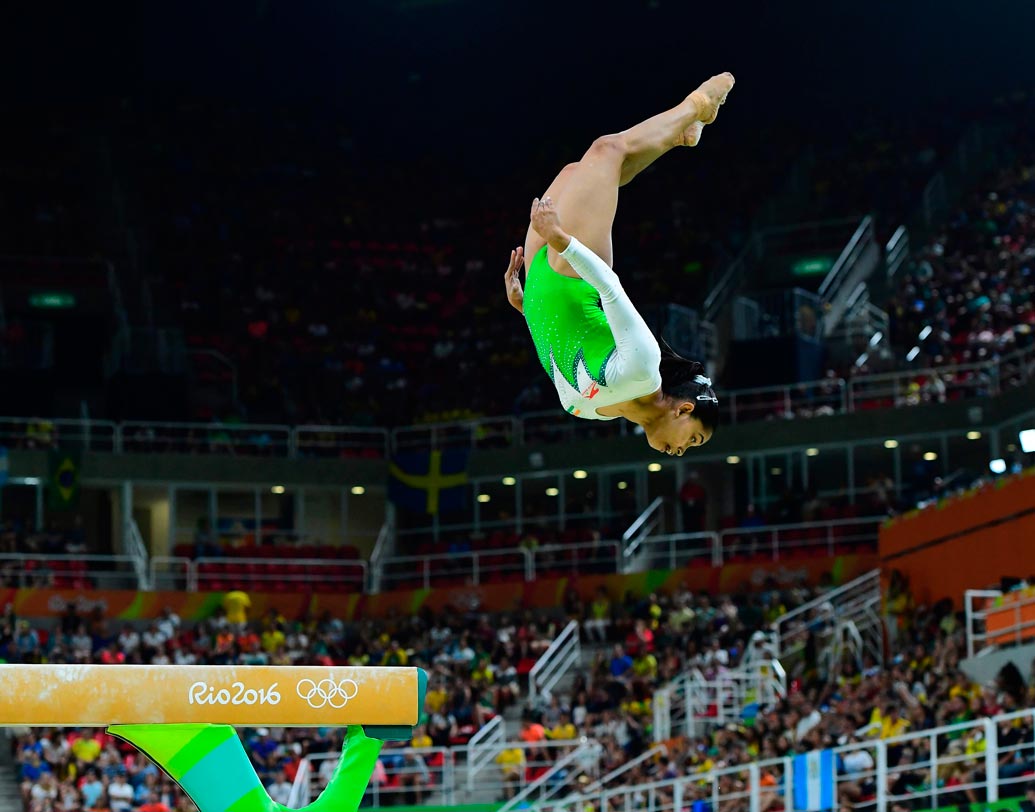 জিমন্যাস্টিক্সে হাতেখড়ি মাত্র ছ’বছর বয়সে। ফ্ল্যাট-ফিটের কারণে প্রশিক্ষণেও নানা অসুবিধার মুখোমুখি হতে হত দীপাকে। তাঁর উচ্চতাও ছিল অনেক কম। তবুও আত্মবিশ্বাস হারাননি ভারতীয় জিমন্যাস্টিক্সের এই সোনার মেয়ে।