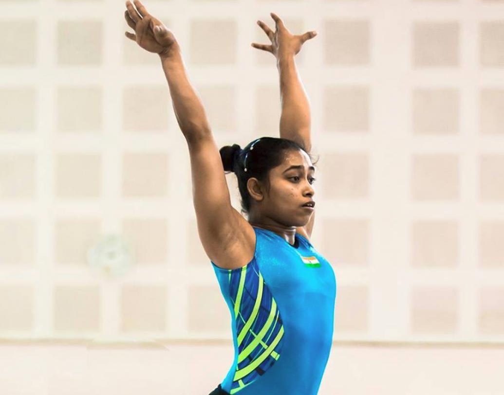 সাফল্যের সিঁড়িতে দিয়ে ওঠার সময়েই ডান পায়ে অস্ত্রোপচার কাবু করে ফেলে সোনার মেয়েকে। দীর্ঘ দু’বছর কোনও আন্তর্জাতিক প্রতিযোগিতায় নামতে পারেননি দীপা। তবে, পাশে থেকে আশা জুগিয়েছেন কোচ বিশ্বেশ্বর।